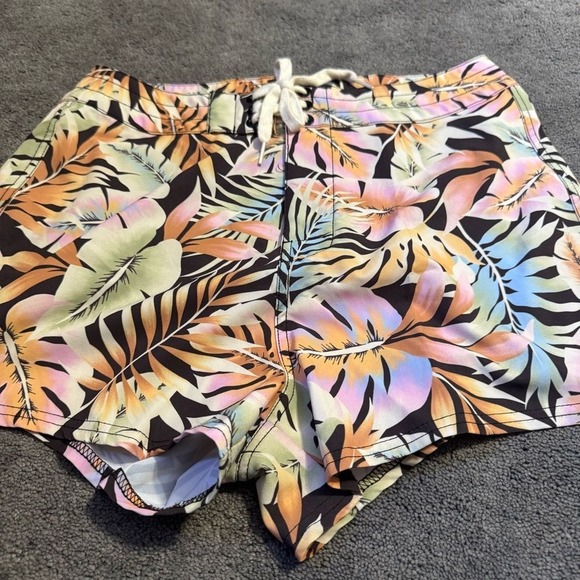 Billabong EUC size 7 board‎ shorts surf black floral juniors - Picture 1 of 3